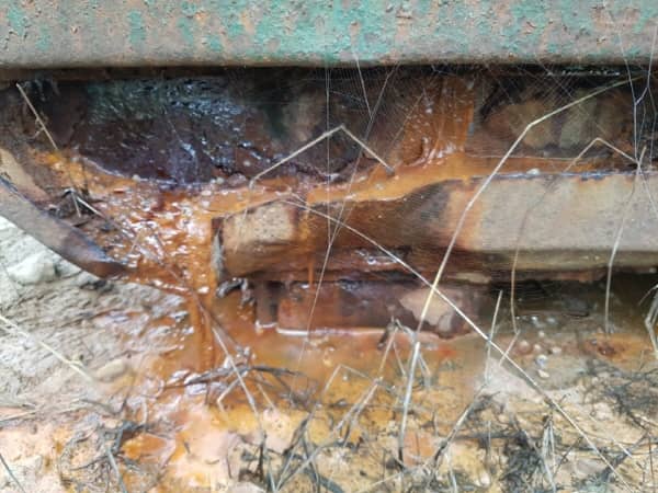 적치함속 폐유통의 기름과 알 수 없는 화공약품통들이 방치 침출수로 인해 토양오염된 현장