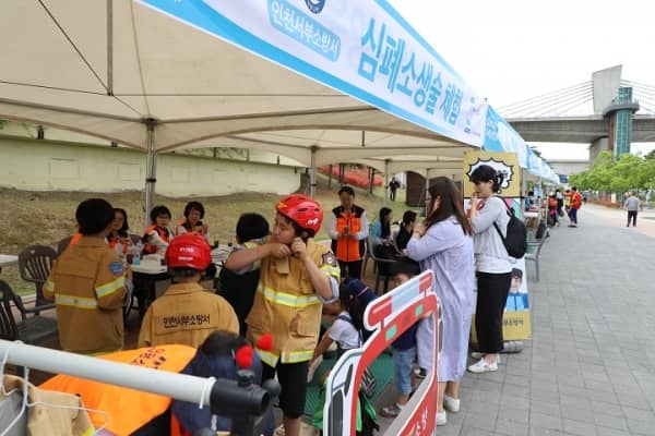 인천서부소방서 아라뱃길 시천가람터에서 개최한 카약축제에 소방안전체험장을 운영(심폐소생술 교육)