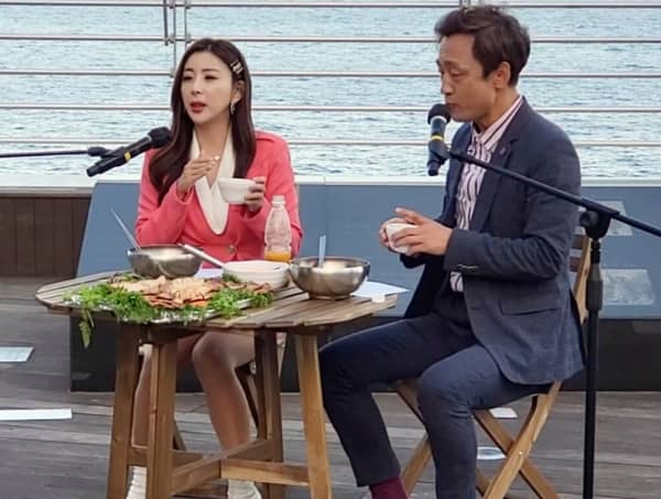 울릉도 출신 가수 은유리가 25일 독도의 날을 맞아 포항 MBC 창사특집 ‘독도의 날’ 생방송에 출연 노래와 말솜씨를 선보였다.